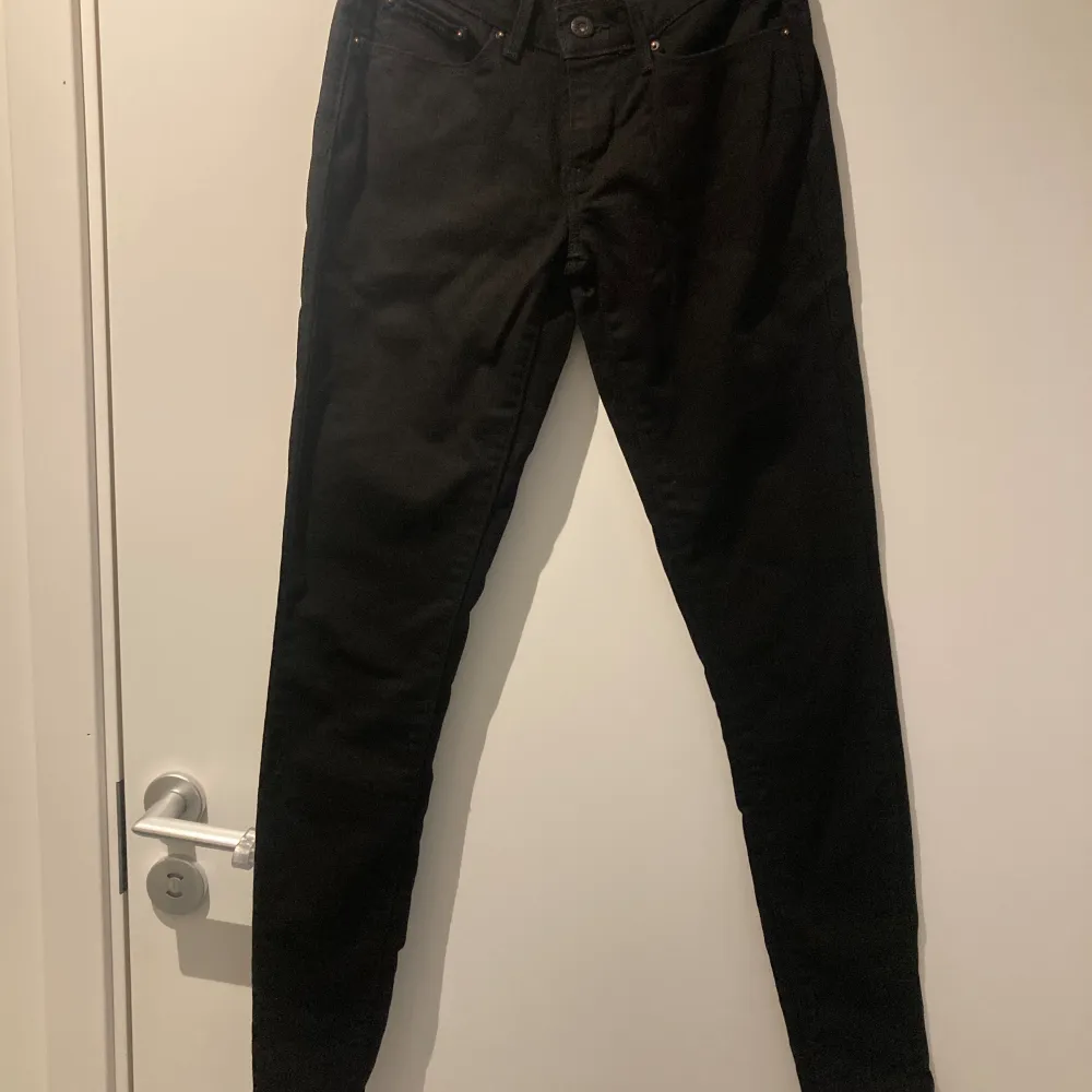 Svarta jeans Levis Storlek w24/l32 Modell Demi Curve. Jeans & Byxor.