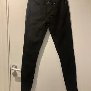 Svarta jeans Levis Storlek w24/l32 Modell Demi Curve