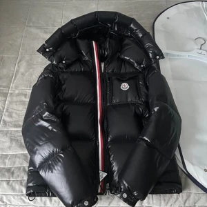 Moncler montbeliard - Säljer nu min moncler montbeliard jacka i storlek S = 1. Den är i fint skick haft den i 3 månader ungefär tillbehör till jacka finns en väska för jackan även tags,   Öppen för byten kan även gå ner i pris vid snabb och smidig affär.