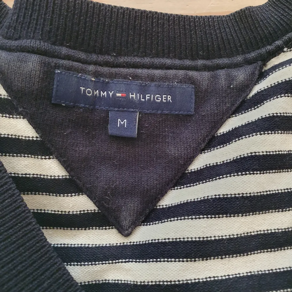 Randig Tommy Helfiger tröja. Storlek M men ganska liten i storlek så passar äver S/Xs. Bra skick💗💗. Tröjor & Koftor.