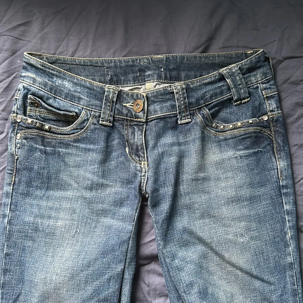 Säljer dessa Lågmidjade jeans som jag köpte här på plick för samma pris. Köpte inte för så längesen men säljer då jag inte gilla passformen just på mig. De är också bootcut💗💗frpga för fler bilder eftersom bakgrunden nt va vit så kan va svårt att se💗. Jeans & Byxor.