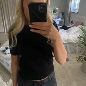 Stickad t shirt  - Säljer min stickade t shirt från zara. Den är inte mycket använd och i fint skick💘