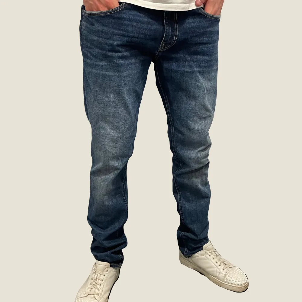 Snygga mörkblå jeans från Crocker. Storlek 33. Jeansen är i fint skick. Modellen är 187cm. Fråga gärna vid funderingar!. Jeans & Byxor.