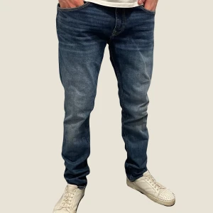 Crocker jeans  - Snygga mörkblå jeans från Crocker. Storlek 33. Jeansen är i fint skick. Modellen är 187cm. Fråga gärna vid funderingar!
