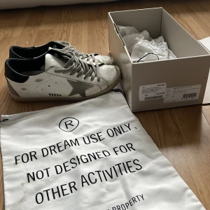 Tvär feta golden goose - Tjabba, säljer as schyssta golden goose i använt men riktigt bra skick Storlek 42 men passar lite större också Hör av dig om du vill ha mer bilder/Peppe🥃