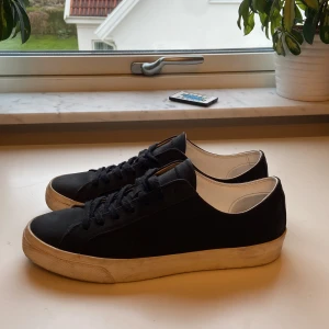 Svarta skor  - Tja!  Nu säljer jag dessa skor som har stått här hemma ett bra tag som har använts 4 gånger. Det har inga defekter alls men det är bara lite skitiga vid sulan! Basic svarta skor som passar till många klädstilar👍Pris kan diskuteras