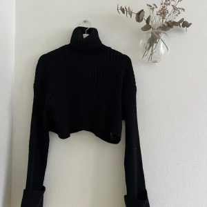 Kort stickad nakd  - Kort stickad tröja med krage från nakd i storlek S, använd men i mycket fint skick 🌷