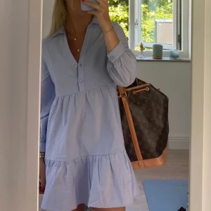 Zara klänning - Första bilden är lånad, min är lite annan blå färg än den på första bilden. Storlek Xs men lite större i storleken