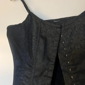 Mönstrad korsett topp - Super snygg svart mönstrad korsett topp, okänt märke. I bra skick. 