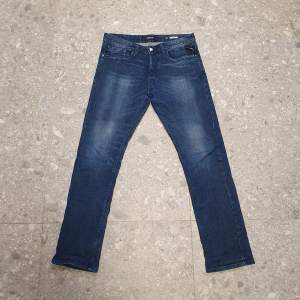 Säljer ett par riktigt snygga replay jeans| inga tecken på användning| modell Newbill | storlek 31| hör av dig vid frågor;)  (checka min profil för mer)