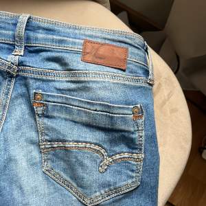 Säljer dessa skitsnygga jeans den Mavi så de inte passar 💘. Lågmidjade o bootcut. Köpta här på Plick 