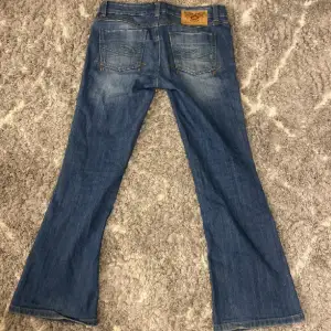 Snygga lågmidjade bootcut jeans!  innerbenslängd 74cm Midjemått ca 40cm (Tecken på användning finns längst ner på byxorna se bild 1, men inget man tänker på)💖