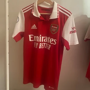 Arsenal tröja - Mycket fint skick har inte använts så mycket pga för liten. Så därför säljer jag den eller helst byter mot samma fast M. Den är äkta köpt från Arsenals hemsida. Bara fråga på!