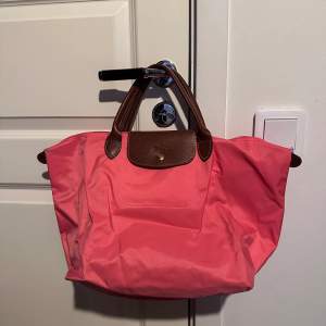 rosa longchamp väska som jag fick men inte använder