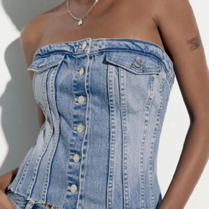 Topp - Jeans topp från Zara. Använd 2-3 gånger så är som ny. Kommer inte till användning längre!