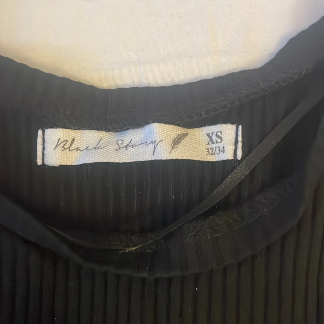 Vanligt svart kort linne.  - 90