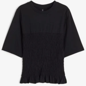 Säljer denna jättefina slutsålda smockade toppen från H&M! Aldrig använd då den tyvärr är lite stor. Lappen sitter även kvar. Original priset är 179kr och säljer den för samma❤️ Har bud på 190kr - Den är aldrig använd och i väldigt bra skick.