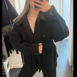 Kappa  - En svart kappa från Boohoo, perfekt till våren eller hösten. En lite kortare modell, men inte allt för kort. Skriv för mer bilder på kappan ! 💘💘