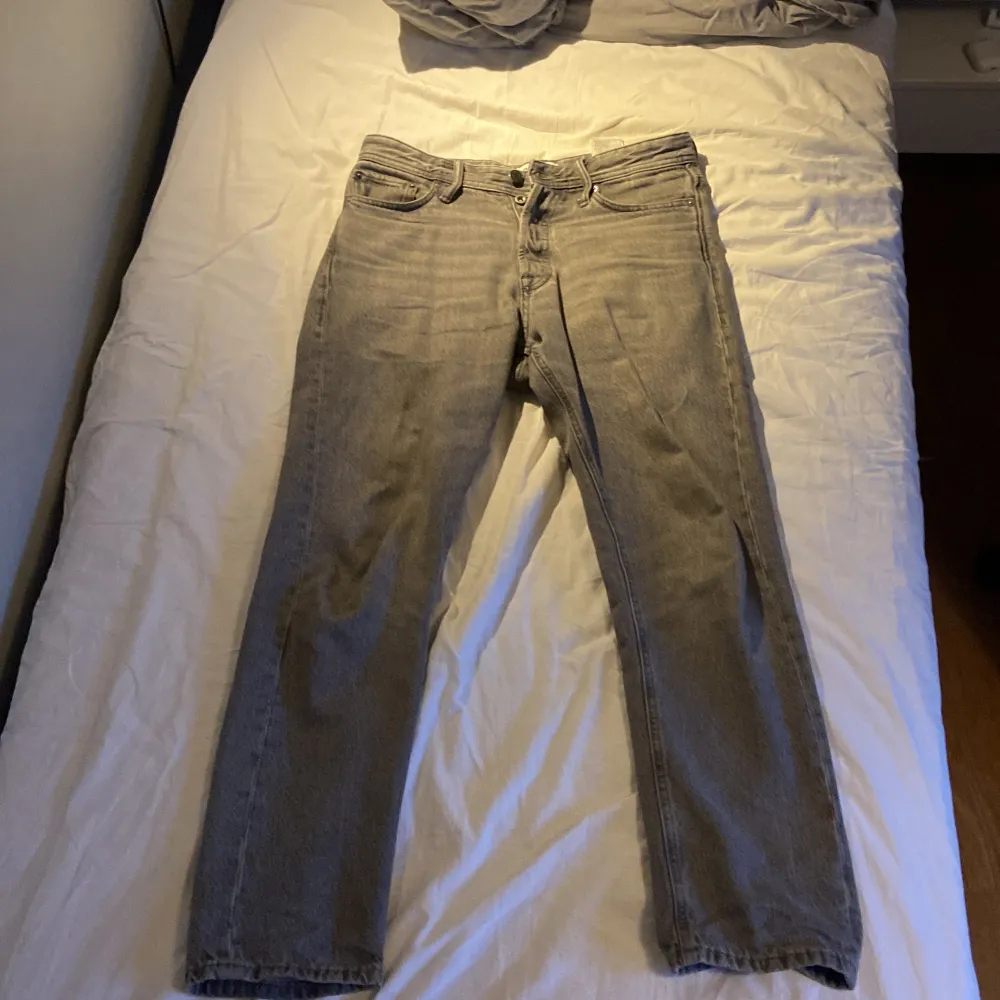 Säljer ett par Jack & Jones jeans i grå i storlek 28/30. Inga defekter och ser i princip helt nya ut. Nypris 600kr. Jeans & Byxor.