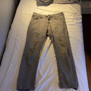 Säljer ett par Jack & Jones jeans i grå i storlek 28/30. Inga defekter och ser i princip helt nya ut. Nypris 600kr