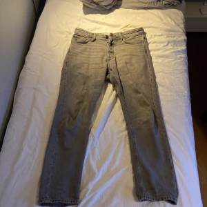 Jack & Jones jeans. Loose Chris - Säljer ett par Jack & Jones jeans i grå i storlek 28/30. Inga defekter och ser i princip helt nya ut. Nypris 600kr