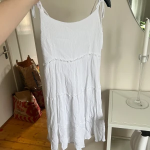 Vit klänning   - Söt och oanvänd 