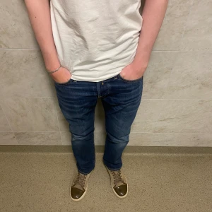 Replay jeans - Säljer dessa skit snygga replay jeans. De är i perfekt skick och knappt använda, modellen är 170cm lång och väger ca 62kg 