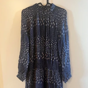 Fin klänning från märket second Female  - Fin klänning från second Female. Sparsamt använd. 100% viscose