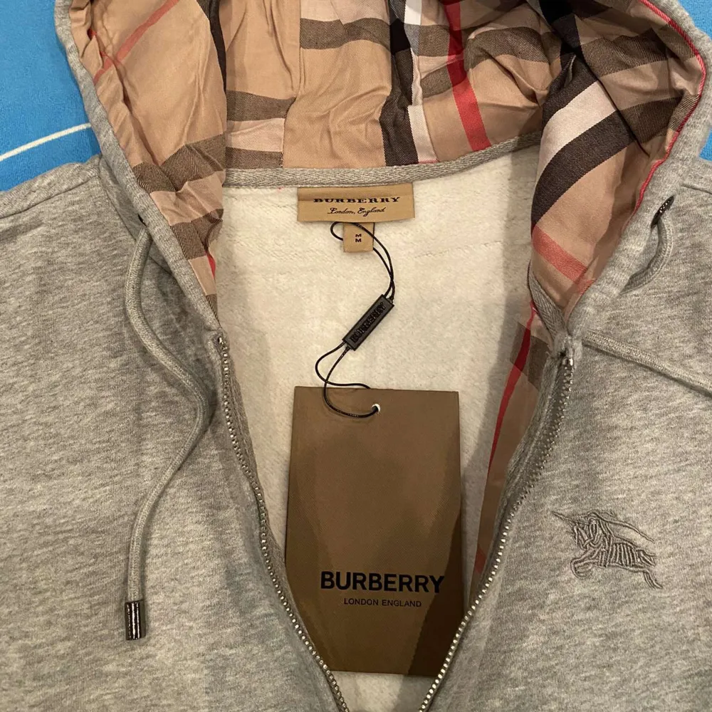 Yes nu säljer vi denna burberry zip hoodien som är helt ny och är i storlek M. Vid frågor eller liknande så är det bara och höra av sig till oss 🤝. Hoodies.