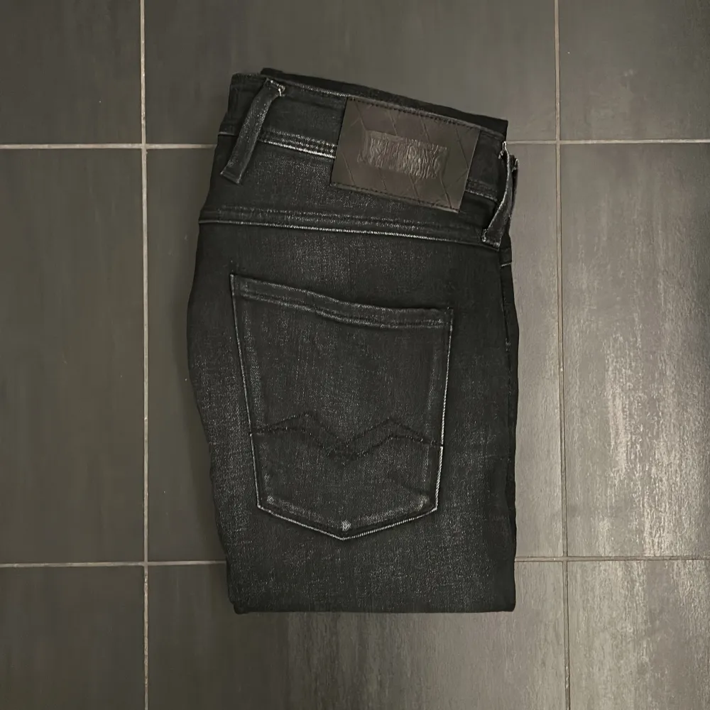 Ett par Replay Jeans i riktig snygg svart, modellen Bronny som är slim fit som liknar Anbass. Är i riktigt bra skick, 9/10 och passar bra till allt! Hör gärna av er vid flera frågor! . Jeans & Byxor.