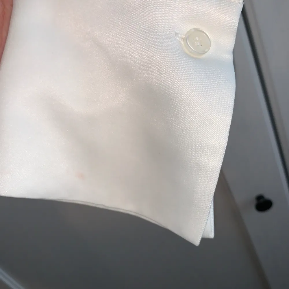 En vit skjorta från Zara med fina detaljer🌸  Den är sparsamt använd men har två små fläckar, de bör dock gå bort i tvätten (har själv inte testat då jag ej använt den). Utöver det är den i mycket bra skick!. Skjortor.