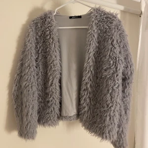 Söt fluffig jacka från Gina Tricot! - Jättesöt jacka som jag säljer då den tyvärr är för kort i armarna! Jackan är i bra skick och använd ett fåtal gånger!
