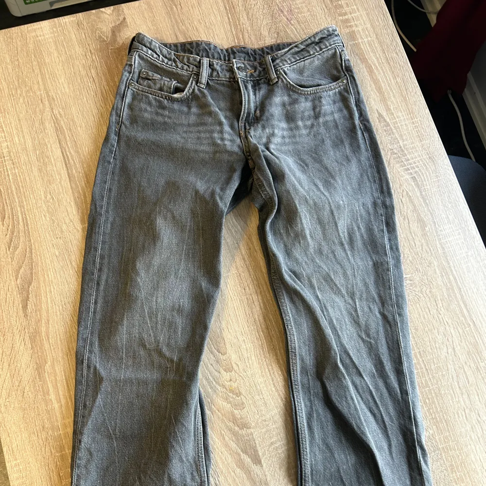 Storlek w25/l30. Pyttelite slitning i grejen.    Mid-low rised. Jeans & Byxor.