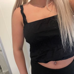 Svart topp - Svart volang topp