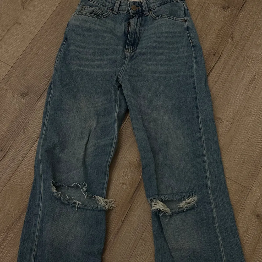 Bra skick, jättefina byxor från stradivarius som tyvärr inte använts då de inte är min stil längre💕Skriv gärna om ni har några frågor💕. Jeans & Byxor.