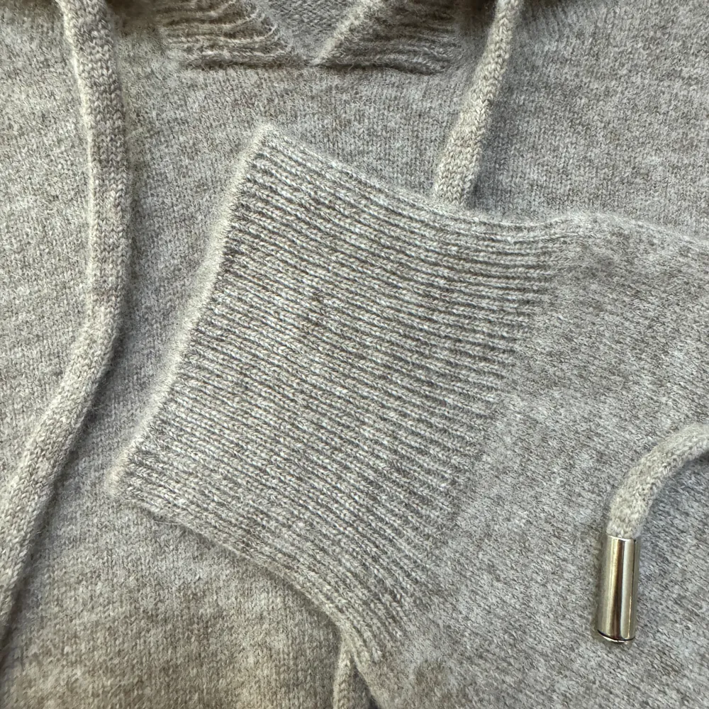 Riktigt soft kashmir, merino blandning hoodie. Helt ny, aldrig använd förutom på bilden i annonsen. 10/10 skick, går inte att slå. Den är i storlek L, har normal passform. Allt detta för endast 799kr!! Om du har minsta lilla fundering, hör av dig! . Hoodies.