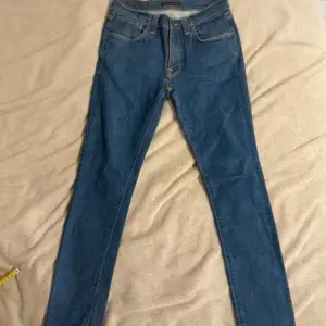 Extremt trendiga Nudie Lean Dean jeans i mycket bra skick jeansen är i slim🍾🍾skriv om du är intresserad priset diskuteras vid snabb affär 🍾🍾