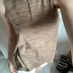 Brun Kashmir topp - Helt ny Kashmir stickad topp/blus från märket Tahari som är så fin och skön i materialet! perfekt att ha nu på våren🫶🏼