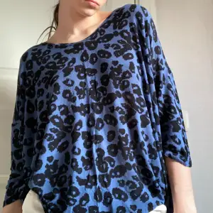  superfin blå leopard tröja som man kan styla hur som helst och på många olika sätt. Kola på de olika bilderna för att få en ide av hur man kan ha tröjan🌸 Passar flesta storlekar beroende på hur man vill den ska sitta. Jätteskönt & liftigt material  