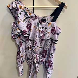 Blommig topp från Lindex  - Säljer denna blommiga jätte fina topp med lång ärmar från Lindex i storlek s