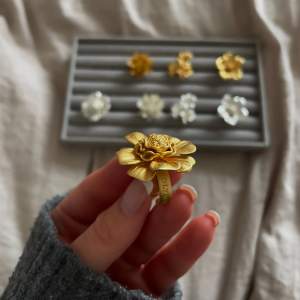 Handgjorda blomringar i högkvalitativt sterling silver (de guldiga även pläterade i 18k guld) 🌸 Släpps på hemsidan Olympiabutik.se 26/4 18:00 🌸 LIMITERAT ANTAL!