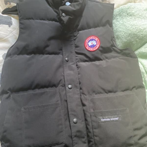 Canada goose väst  - Säljer denna feta västen till bra pris👍🏻👍🏻