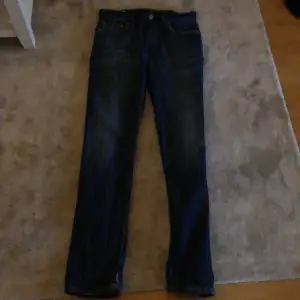 Riktigt feta Levis jeans. Dom är i storlek 29 32 och är 9/10 skick som du såg på fjärde bilden. Sköna och passar till allt 