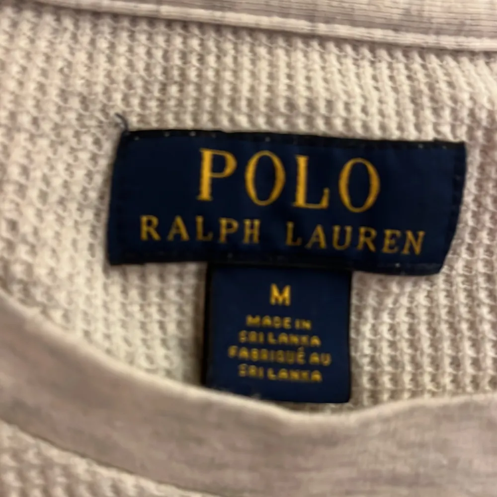 Fet Ralph Lauren tröja till riktigt bra pris! Perfekt skick, ingen defekt. Perfekt tröja till sommaren. Kontakta mig för fler bilder eller om du vill ställa någon fråga 😀. Tröjor & Koftor.