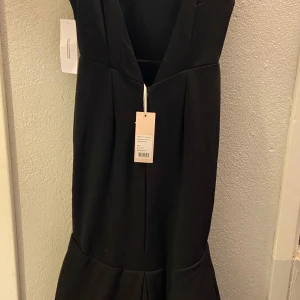 Balklänning - Säljer nu denna sjukt fina balklänningen som ändast är testad då jag hittade en annan Köpt för 1200 säljer nu för 500 då jag vill bli av med den då den tar plats Normal i storleken och öppen i ryggen är 169 lång och den passar perfekt