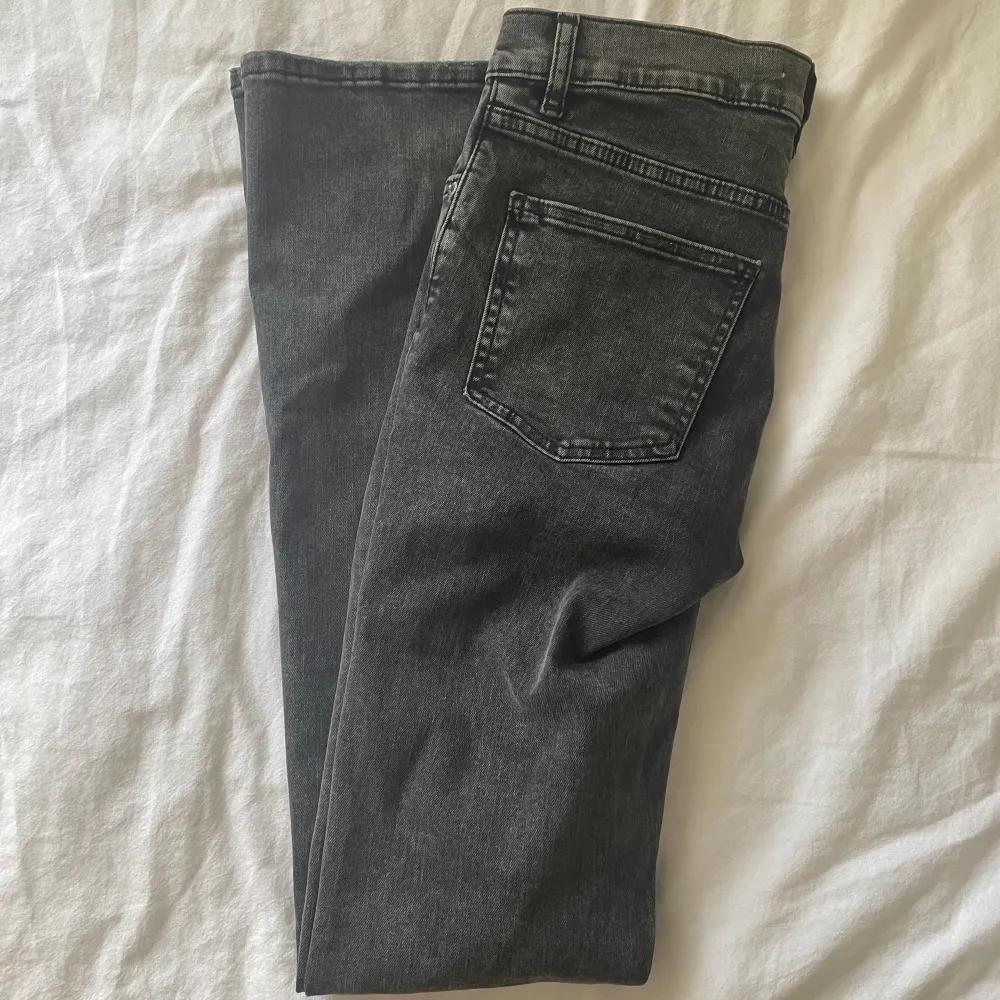 Säljer dessa low tall bootcut jeans från ginatricot❣️nyskick o säljer då dem inte kommit till användning. Stretchigt o skönt material, bara att höra av sig vid frågor! Är 173 lång❤️NYPRIS 499. Jeans & Byxor.