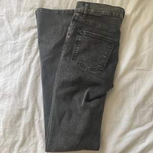 Säljer dessa low tall bootcut jeans från ginatricot❣️nyskick o säljer då dem inte kommit till användning. Stretchigt o skönt material, bara att höra av sig vid frågor! Är 173 lång❤️NYPRIS 499
