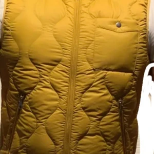 VÄST - En jätte fin väst!! O använd och köpt för 399 kr, inga defekter!!