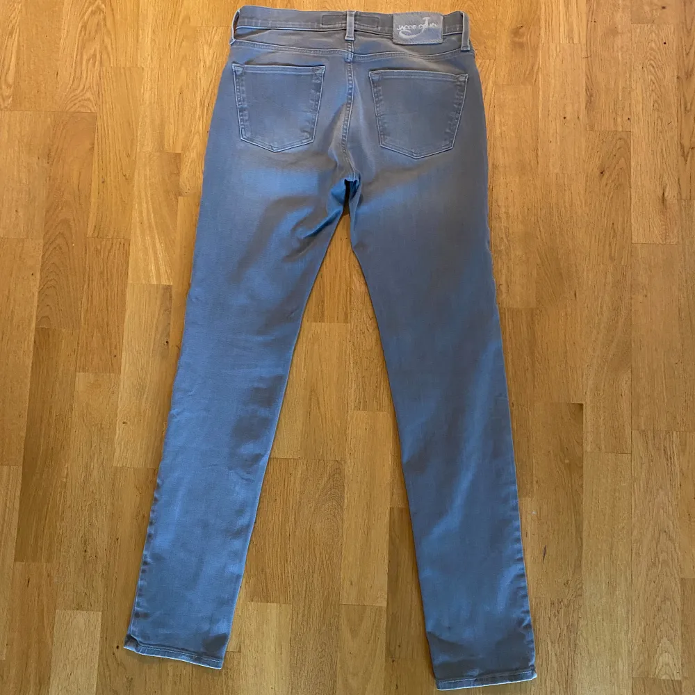 Tja! Säljer ett par jeans från Jacob Cohen som gör handsydda jeans i södra Italien. Storleken på jeansen är 27. Skicket är 9/10 inga defekter. Vid frågor är de bara o skriva. Jeans & Byxor.