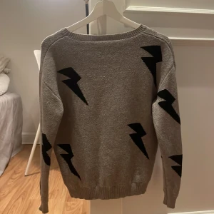 Stickad tröja - Stickad tröja med blixtar 